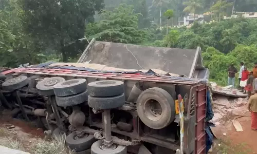 പന്തളത്ത് വീടിന് മുകളിലേക്ക് ലോറി മറിഞ്ഞ് അപകടം; ആറ് പേർക്ക് പരിക്ക്