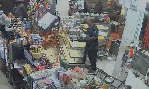 കീറി ഒട്ടിച്ച 50 രൂപാ നോട്ട് സ്വീകരിച്ചില്ല; ബേക്കറി അടിച്ചു തകർത്തു