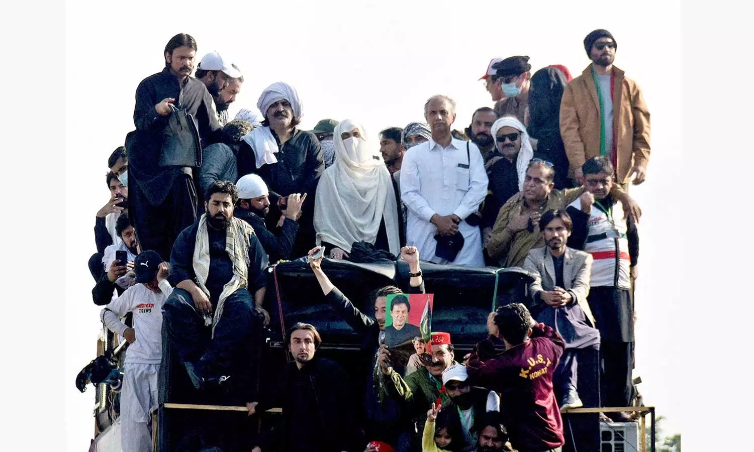 Imran Khans wife Bushra Bibi leads PTI protests, stands at the forefront of the agitations to free the former Pakistan PM, PTI protest in Pakistan, Imran Khan wife