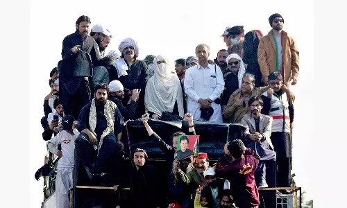 Imran Khans wife Bushra Bibi leads PTI protests, stands at the forefront of the agitations to free the former Pakistan PM, PTI protest in Pakistan, Imran Khan wife