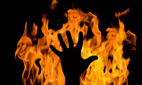 കടം വാങ്ങിയ പണം തിരികെ നൽകിയില്ല; സുഹൃത്തുക്കൾ പൊട്രോളൊഴിച്ച് തീകൊളുത്തിയ യുവാവ് മരിച്ചു