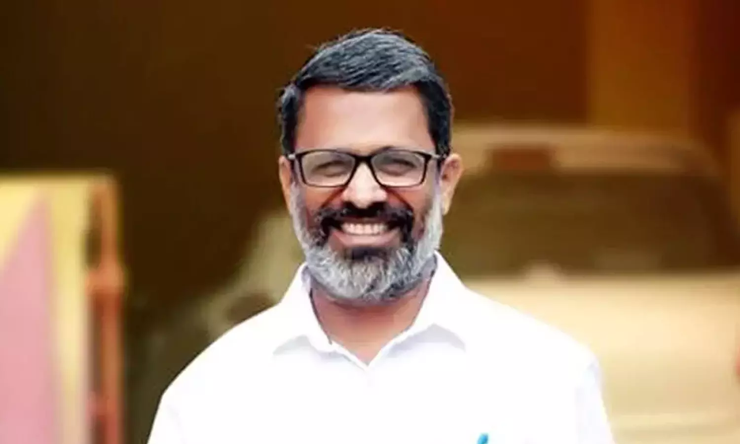 ട്രോളി ബാഗ് വിവാദം: കോൺഗ്രസ് നേതാക്കളെ കുറവാസംഘത്തെ ചോദ്യംചെയ്യുംപോലെ ചോദ്യംചെയ്യണം; സുരേഷ് ബാബു