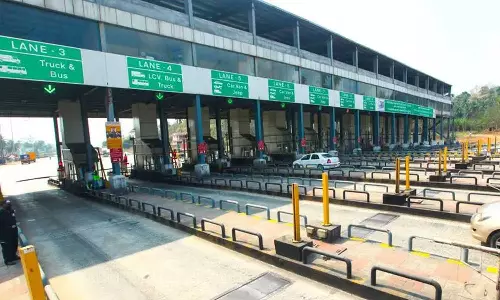 പന്നിയങ്കരയിൽ പ്രതിഷേധം ശക്തം; പ്രദേശവാസികളിൽ നിന്നും തൽക്കാലത്തേക്ക് ടോൾ പിരിക്കില്ല പന്നിയങ്കരയിൽ പ്രതിഷേധം ശക്തം; പ്രദേശവാസികളിൽ നിന്നും തൽക്കാലത്തേക്ക് ടോൾ പിരിക്കില്ല