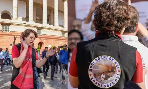 അദാനി സുരക്ഷിതന്‍, മോദിയും അദാനിയും ഒന്ന്; സ്റ്റിക്കര്‍ പതിപ്പിച്ച് പ്രതിഷേധവുമായി പ്രിയങ്കാ ഗാന്ധി