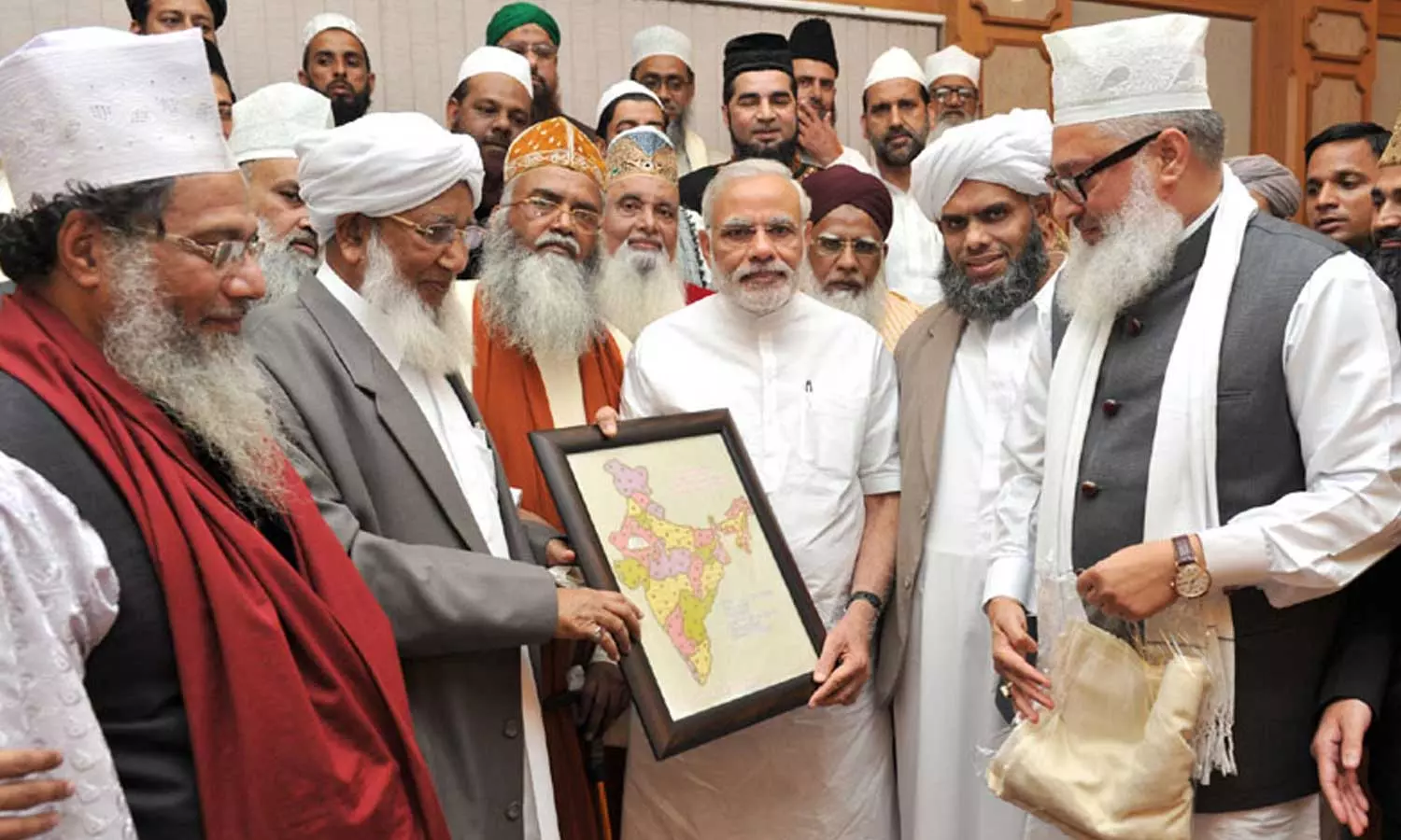 40 അംഗ ബറേല്വി പണ്ഡിതസംഘം പ്രധാനമന്ത്രി നരേന്ദ്ര മോദിക്കൊപ്പം 40 അംഗ ബറേല്വി പണ്ഡിതസംഘം പ്രധാനമന്ത്രി നരേന്ദ്ര മോദിക്കൊപ്പം