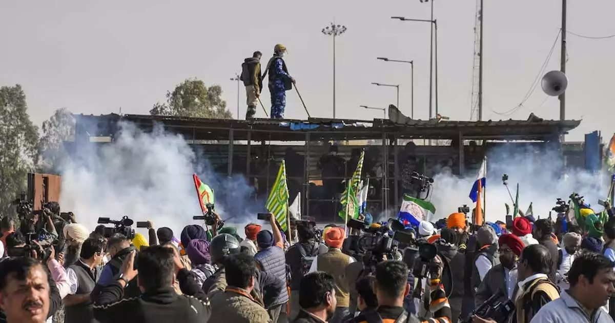 കണ്ണീർ വാതകവും റബ്ബർ ബുള്ളറ്റുകളും പ്രയോഗിച്ച് പൊലീസ്; ഡൽഹിയിലേക്കുള്ള കർഷക മാർച്ച് താൽക്കാലികമായി നിർത്തി