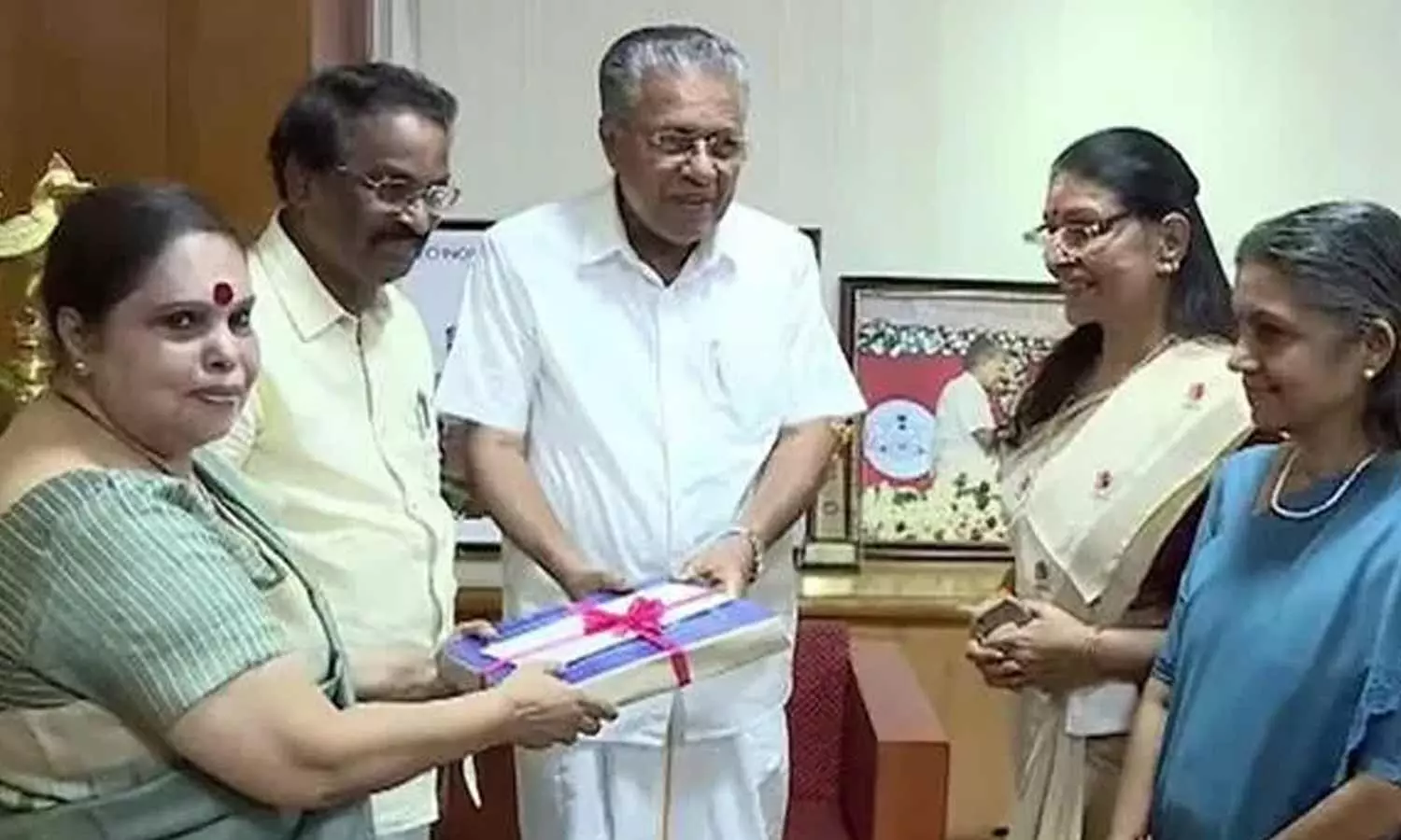 ഹേമ കമ്മിറ്റി റിപ്പോർട്ട്; സർക്കാർ ഒളിച്ചുവെച്ചത് പുറത്തുവിടുമോ? നിർണായക തീരുമാനം നാളെ