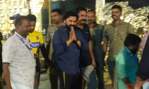 ശബരിമലയിൽ ദിലീപിന് വിഐപി പരിഗണന, ക്യൂ തടസപ്പെട്ടു; വിമർശനവുമായി ഹൈക്കോടതി ശബരിമലയിൽ ദിലീപിന് വിഐപി പരിഗണന, ക്യൂ തടസപ്പെട്ടു; വിമർശനവുമായി ഹൈക്കോടതി