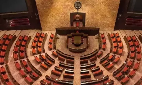 നാടകീയമായി രാജ്യസഭ; കോൺഗ്രസ് എംപിയുടെ സീറ്റിൽ നോട്ടുകെട്ട് കണ്ടെത്തിയെന്ന് ആരോപണം