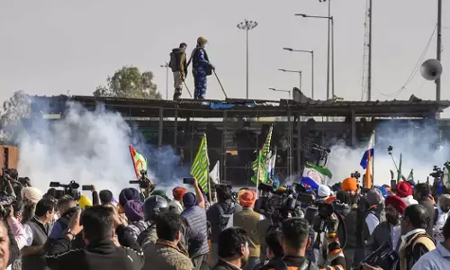 കണ്ണീർ വാതകവും റബ്ബർ ബുള്ളറ്റുകളും പ്രയോഗിച്ച് പൊലീസ്; ഡൽഹിയിലേക്കുള്ള കർഷക മാർച്ച് താൽക്കാലികമായി നിർത്തി