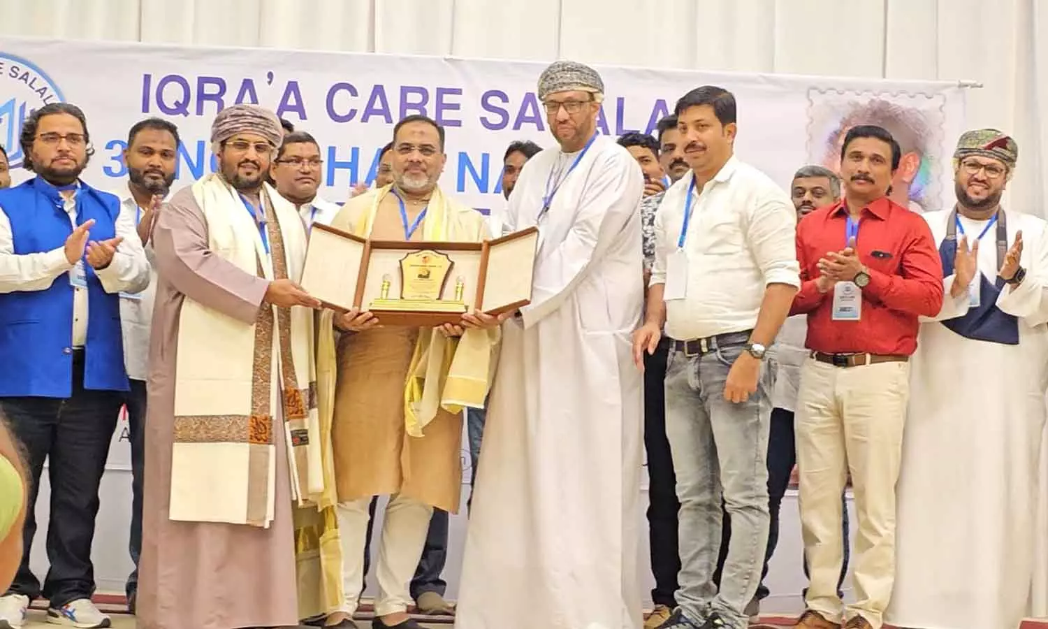 ഇഖ്റ കെയർ സലാല മാനവിക പുരസ്കാരം ഒ.അബ്ദുൽ ഗഫൂറിന് സമ്മാനിച്ചു ഇഖ്റ കെയർ സലാല മാനവിക പുരസ്കാരം ഒ.അബ്ദുൽ ഗഫൂറിന് സമ്മാനിച്ചു