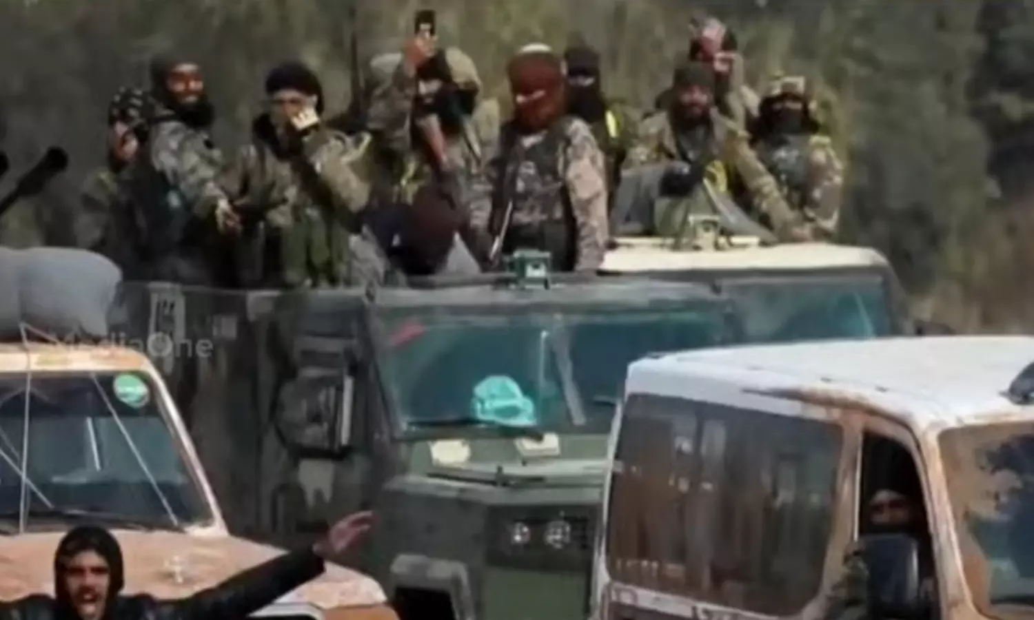 സിറിയൻ വിമതർ ദമസ്കസിനടുത്ത്; രാജ്യം വിടുമെന്ന അഭ്യൂഹങ്ങൾ തള്ളി ബശ്ശാറുൽ അസദ്