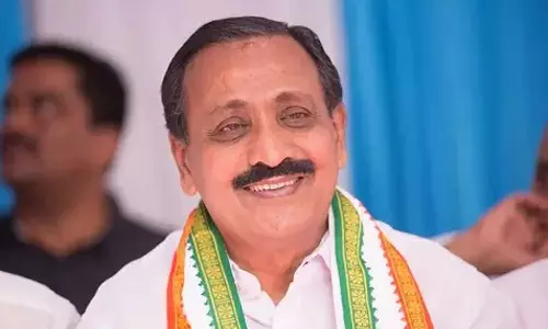 കോഴ ആരോപണം; എം.കെ രാഘവൻ എംപിയെ തടഞ്ഞ് കോൺഗ്രസ് പ്രവർത്തകർ