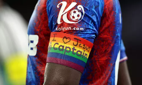 എൽജിബിടിക്യൂ+  അനുകൂല ജാക്കറ്റ് ധരിക്കാതെ മാഞ്ചസ്റ്റർ യുനൈറ്റഡ് ; പ്രീമിയർ ലീഗിൽ ‘മഴവിൽ’ വിവാദം