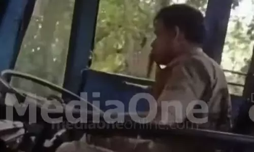 താമരശേരി ചുരത്തിലൂടെ കെഎസ്ആർടിസി ഡ്രൈവറുടെ അപകട യാത്ര; ഫോൺ ഉപയോഗിച്ച് ദീർഘദൂരം വാഹനമോടിച്ചു