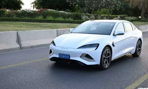 റോയൽ ഒമാൻ പൊലീസ് പട്രോളിംഗ് വ്യൂഹത്തിൽ ഇനി ഇലക്ട്രിക് വാഹനങ്ങളും