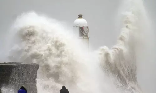 ഡാറ ചുഴലിക്കാറ്റ്: ബ്രിട്ടനിൽ വ്യാപക നാശനഷ്ടം, ലക്ഷക്കണക്കിന് വീടുകൾ ഇരുട്ടിൽ