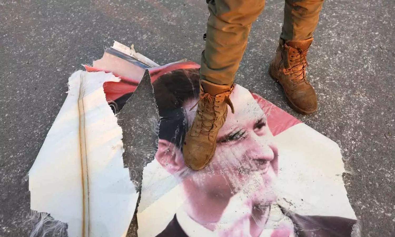 Rebels seize Damascus airport, TV building