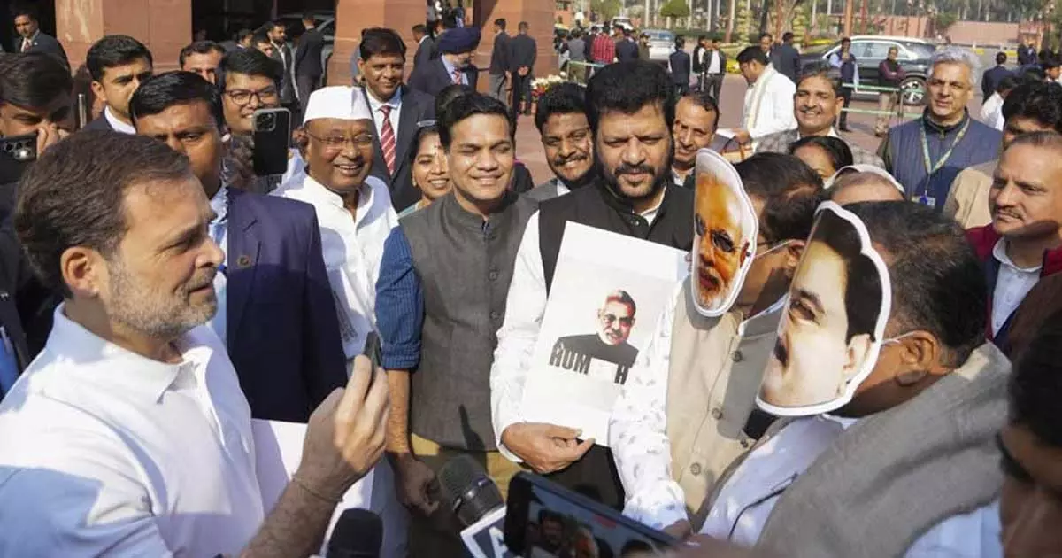 ‘മോദി-അദാനി’ മുഖം മൂടികൾ ധരിച്ച് കോൺഗ്രസ് എംപിമാർ, അഭിമുഖം നടത്തി രാഹുൽ ഗാന്ധി; അദാനി വിഷയത്തിൽ പ്രതിപക്ഷ പ്രതിഷേധം ‘മോദി-അദാനി’ മുഖം മൂടികൾ ധരിച്ച് കോൺഗ്രസ് എംപിമാർ, അഭിമുഖം നടത്തി രാഹുൽ ഗാന്ധി; അദാനി വിഷയത്തിൽ പ്രതിപക്ഷ പ്രതിഷേധം