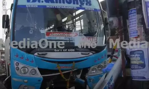 ഡ്രൈവർക്ക് നെഞ്ചുവേദന, ഓടിക്കൊണ്ടിരുന്ന സ്വകാര്യബസ് അപകടത്തിൽപ്പെട്ടു; യാത്രക്കാർക്ക് പരിക്ക്