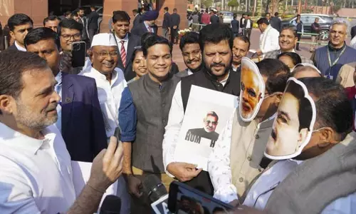 ‘മോദി-അദാനി’ മുഖം മൂടികൾ ധരിച്ച് കോൺഗ്രസ് എംപിമാർ, അഭിമുഖം നടത്തി രാഹുൽ ഗാന്ധി; അദാനി വിഷയത്തിൽ പ്രതിപക്ഷ പ്രതിഷേധം