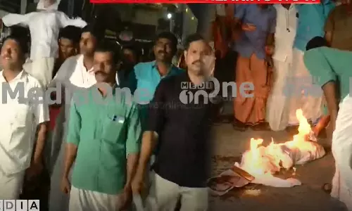 Congress workers protested by burning the effigy of the chairman of the governing body, MK Raghavan, in the appointment controversy at the Madayi Cooperative College.