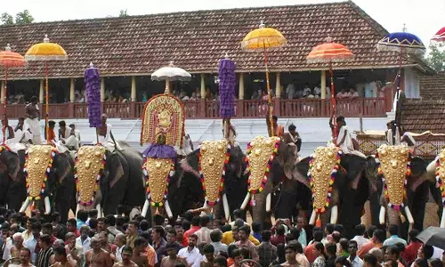 തൃപ്പൂണിത്തുറ ക്ഷേത്രത്തിലെ ആന എഴുന്നള്ളിപ്പ്: ജില്ലാ കലക്ടർക്കെതിരെ സത്യവാങ്മൂലവുമായി ദേവസ്വം ഓഫീസർ