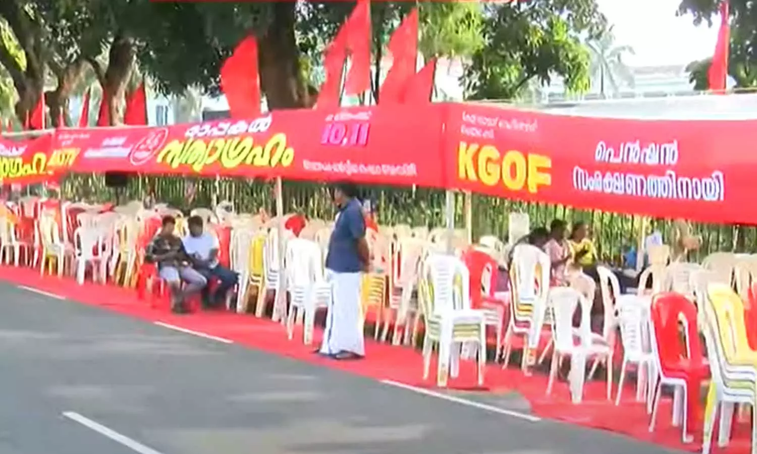 സിപിഎമ്മിന് പിന്നാലെ റോഡ് കയ്യേറി സ്റ്റേജ് കെട്ടി സിപിഐ അനുകൂല സംഘടനയും സിപിഎമ്മിന് പിന്നാലെ റോഡ് കയ്യേറി സ്റ്റേജ് കെട്ടി സിപിഐ അനുകൂല സംഘടനയും