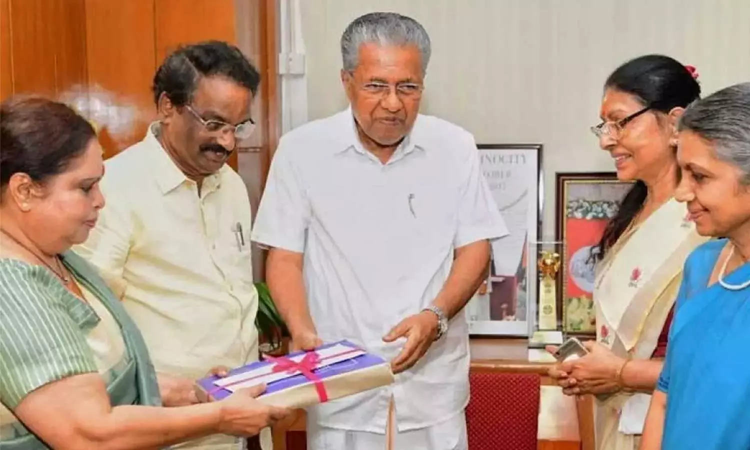 ഹേമ കമ്മിറ്റി റിപ്പോർട്ടിൽ 33 കേസെടുത്തെന്ന് സർക്കാർ; 11 എണ്ണം ഒരു അതിജീവിതയുടെ പരാതിയിൽ