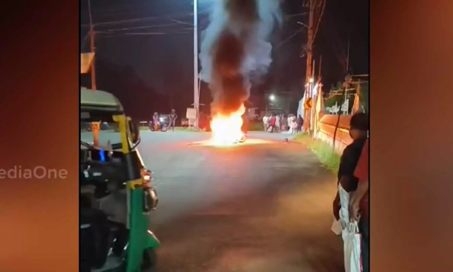 മറിഞ്ഞ ബൈക്ക് വീണ്ടും സ്റ്റാർട്ട് ചെയ്യവേ ഇന്ധനം ചോർന്ന് തീപിടിച്ചു; യുവാവിന് ദാരുണാന്ത്യം മറിഞ്ഞ ബൈക്ക് വീണ്ടും സ്റ്റാർട്ട് ചെയ്യവേ ഇന്ധനം ചോർന്ന് തീപിടിച്ചു; യുവാവിന് ദാരുണാന്ത്യം