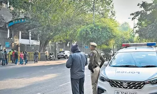 ഡൽഹിയിലെ നാല് സ്കൂളുകൾക്ക് നേരെ വീണ്ടും ബോംബ് ഭീഷണി; പരിശോധന തുടരുന്നു