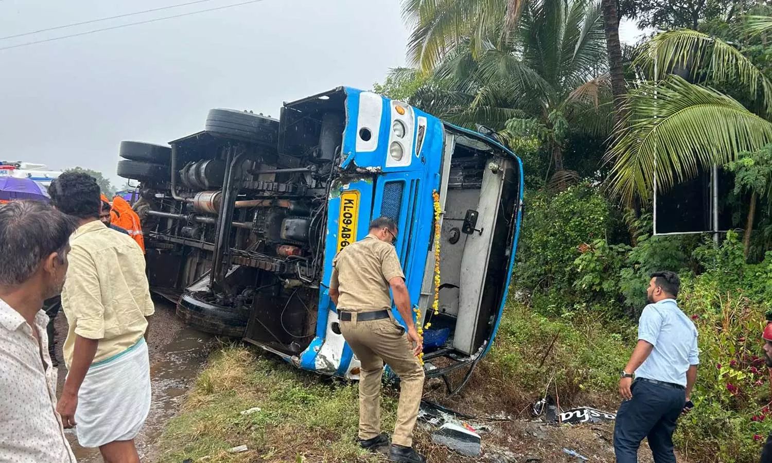 16, including children, injured as private bus overturns near Palakkad Kannannoor, Palakkad accident,