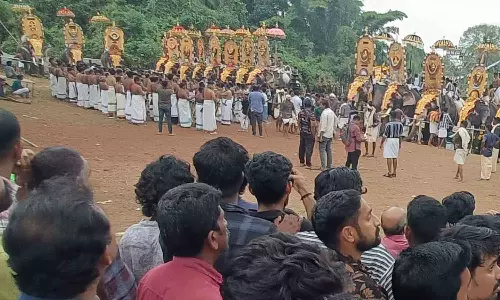 ഹൈക്കോടതി മാനദണ്ഡം പാലിച്ചില്ല; കുന്നംകുളം കീഴൂർ പൂരം നടത്തിപ്പിൽ കേസ് ഹൈക്കോടതി മാനദണ്ഡം പാലിച്ചില്ല; കുന്നംകുളം കീഴൂർ പൂരം നടത്തിപ്പിൽ കേസ്