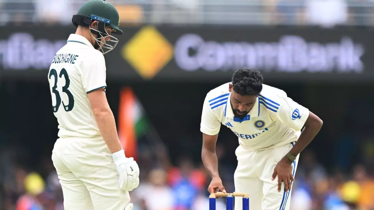 ബെയില്സ് മാറ്റി വച്ച് സിറാജ്; പഴയപടിയാക്കി ലബൂഷൈന്, അടുത്ത ഓവറില് വിക്കറ്റ് ബെയില്സ് മാറ്റി വച്ച് സിറാജ്; പഴയപടിയാക്കി ലബൂഷൈന്, അടുത്ത ഓവറില് വിക്കറ്റ്