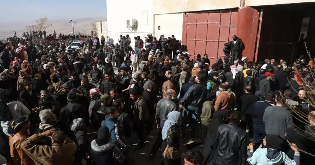 പ്രിയപ്പെട്ടവരെ കണ്ടെത്താനുള്ള അവസാന ശ്രമം; സെദ്നയ ജയിലിലെ ഭൂഗർഭ അറകൾ തേടി സിറിയക്കാർ പ്രിയപ്പെട്ടവരെ കണ്ടെത്താനുള്ള അവസാന ശ്രമം; സെദ്നയ ജയിലിലെ ഭൂഗർഭ അറകൾ തേടി സിറിയക്കാർ