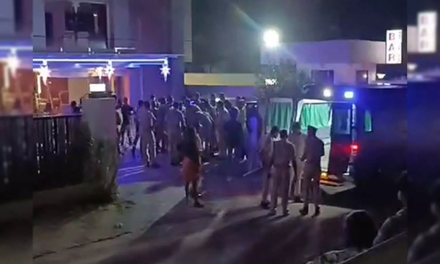 ബാറിൽ മദ്യപസംഘങ്ങൾ തമ്മിൽ സംഘർഷം; പിടിച്ചുമാറ്റാൻ ചെന്ന പൊലീസുകാർക്ക് മർദനം ബാറിൽ മദ്യപസംഘങ്ങൾ തമ്മിൽ സംഘർഷം; പിടിച്ചുമാറ്റാൻ ചെന്ന പൊലീസുകാർക്ക് മർദനം