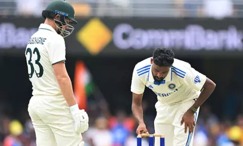 ബെയില്‍സ് മാറ്റി വച്ച് സിറാജ്; പഴയപടിയാക്കി ലബൂഷൈന്‍, അടുത്ത ഓവറില്‍ വിക്കറ്റ്