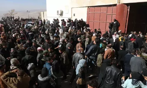 പ്രിയപ്പെട്ടവരെ കണ്ടെത്താനുള്ള അവസാന ശ്രമം; സെദ്നയ ജയിലിലെ ഭൂഗർഭ അറകൾ തേടി സിറിയക്കാർ പ്രിയപ്പെട്ടവരെ കണ്ടെത്താനുള്ള അവസാന ശ്രമം; സെദ്നയ ജയിലിലെ ഭൂഗർഭ അറകൾ തേടി സിറിയക്കാർ