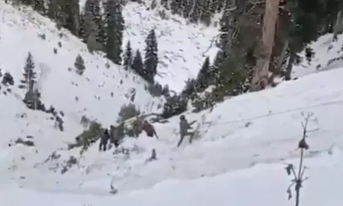 ജമ്മു കശ്മീരിൽ സൈനികവാഹനം കൊക്കയിലേക്ക് മറിഞ്ഞ് അപകടം