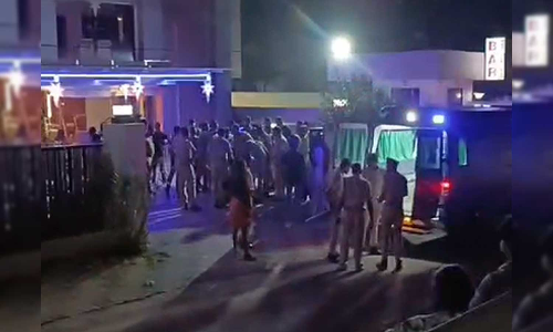 ബാറിൽ മദ്യപസംഘങ്ങൾ തമ്മിൽ സംഘർഷം; പിടിച്ചുമാറ്റാൻ ചെന്ന പൊലീസുകാർക്ക് മർദനം ബാറിൽ മദ്യപസംഘങ്ങൾ തമ്മിൽ സംഘർഷം; പിടിച്ചുമാറ്റാൻ ചെന്ന പൊലീസുകാർക്ക് മർദനം