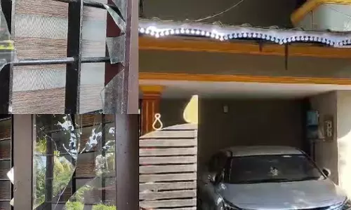 എക്സൈസ് ഉദ്യോഗസ്ഥന്റെ വീട്ടിൽ അബ്കാരി കേസ് പ്രതിയുടെ അതിക്രമം; കാറിന്റെ ബോണറ്റും ജനൽ ചില്ലുകളും അടിച്ച് തകർത്തു