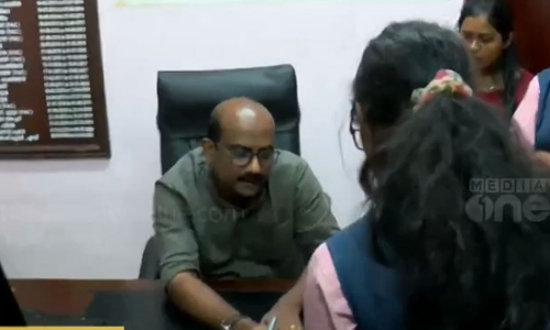 തിരുവനന്തപുരം ജില്ലാ കലോത്സവത്തിൽ അഴിമതി ആരോപണം; വിദ്യാഭ്യാസ ഉപഡയറക്ടറെ ഉപരോധിച്ച് വിദ്യാർഥികൾ