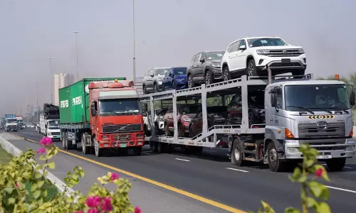 ദുബൈ എമിറേറ്റ്സ് റോഡിൽ ട്രക്കുകൾക്ക് വിലക്ക്;  ജനുവരി ഒന്നു മുതൽ നിയന്ത്രണം പ്രാബല്യത്തിൽ