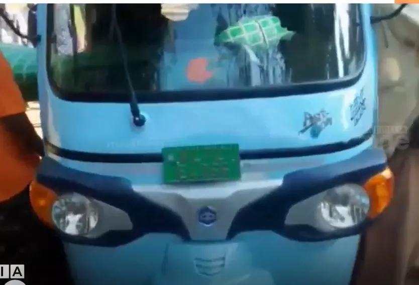 Tribal womans dead body carried in auto Tribal womans dead body carried in auto