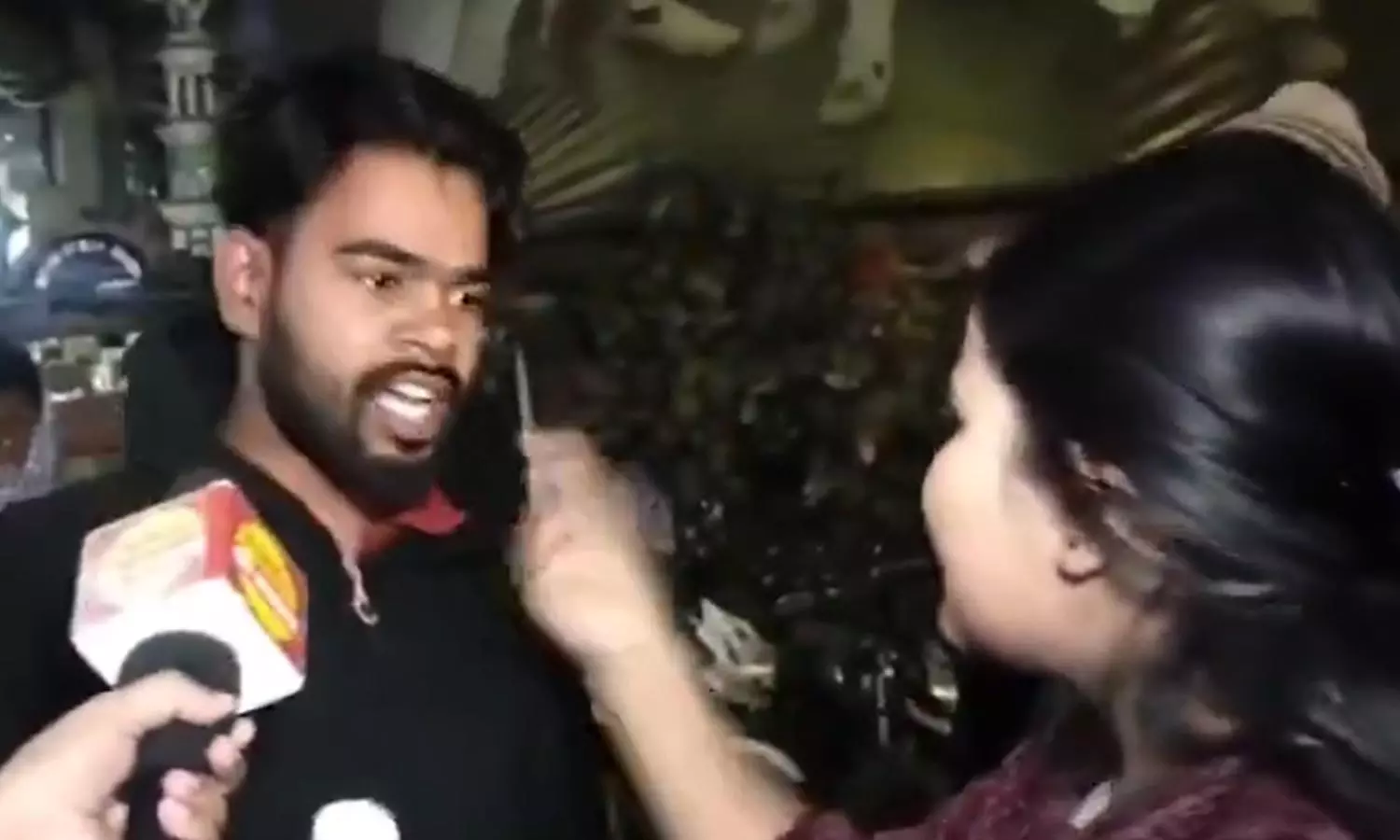 സംഭലിൽ പള്ളി ഇമാമിനെതിരെ നടപടിയെടുത്തതിൽ പ്രതിഷേധിക്കുന്നതിനിടെ യുവാവ് അപമാനിച്ചു; മുഖത്തടിച്ച് യുവതി - വിഡിയോ സംഭലിൽ പള്ളി ഇമാമിനെതിരെ നടപടിയെടുത്തതിൽ പ്രതിഷേധിക്കുന്നതിനിടെ യുവാവ് അപമാനിച്ചു; മുഖത്തടിച്ച് യുവതി - വിഡിയോ