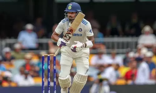 മഴ രക്ഷിക്കുമെന്ന പ്രതീക്ഷയിൽ ഇന്ത്യ; ഒറ്റയാൾ പോരാട്ടവുമായി കെഎൽ രാഹുൽ