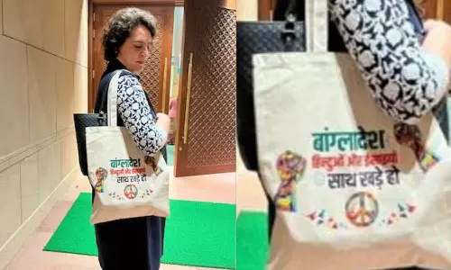 ബംഗ്ലാദേശിലെ ന്യൂനപക്ഷങ്ങൾക്ക് പിന്തുണയറിയിക്കുന്ന ബാഗുമായി പ്രിയങ്കാ ഗാന്ധി പാർലമെന്റിൽ