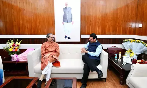 മഹാരാഷ്ട്ര മുഖ്യമന്ത്രിയുമായി കൂടിക്കാഴ്ച നടത്തി ഉദ്ധവ് താക്കറെ മഹാരാഷ്ട്ര മുഖ്യമന്ത്രിയുമായി കൂടിക്കാഴ്ച നടത്തി ഉദ്ധവ് താക്കറെ