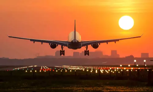 ക്രിസ്മസും പുതുവത്സരവും നാട്ടിൽ കൂടാമെന്ന് പ്രതീക്ഷിച്ച പ്രവാസികൾക്ക് തിരിച്ചടി; വിമാനടിക്കറ്റ് നിരക്ക് കൂട്ടി