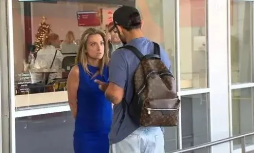 ‘കൂടെ കുട്ടികളുണ്ടാകുമ്പോൾ എനിക്ക് സ്വകാര്യത വേണം’: അനുവാദമില്ലാ​തെ ചിത്രീകരിച്ച ആസ്ട്രേലിയൻ മാധ്യമപ്രവർത്തകയോട് കയർത്ത് കോഹ്‍ലി